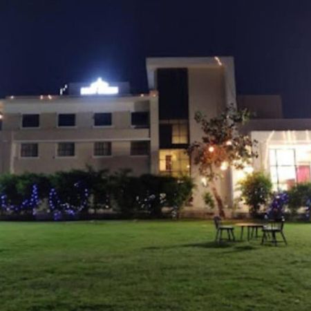 Derby Greens Hotel Бхопал Экстерьер фото